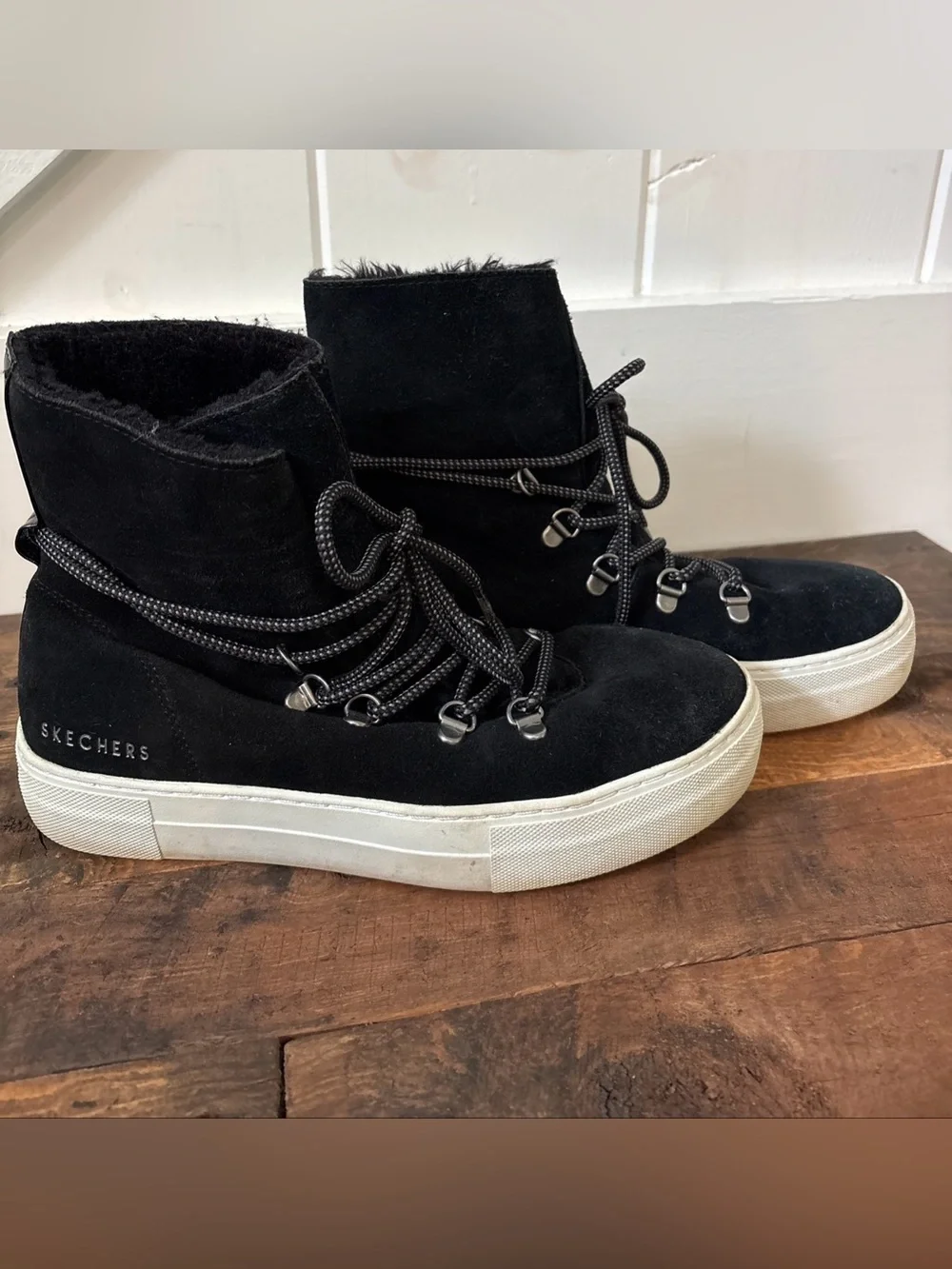 Skechers Size 9 Alba High Hugs Boots Sneaker Black Suede Faux Fur Lining Comfy